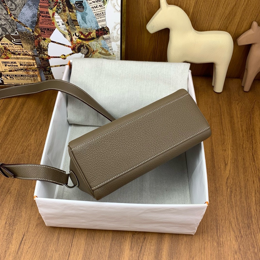 H**mes kelly messenger bag in taupe clemence leather