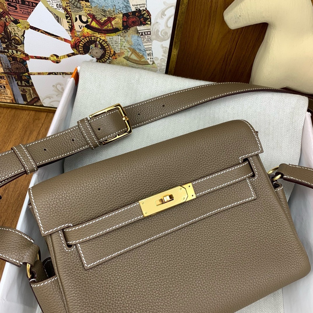 H**mes kelly messenger bag in taupe clemence leather