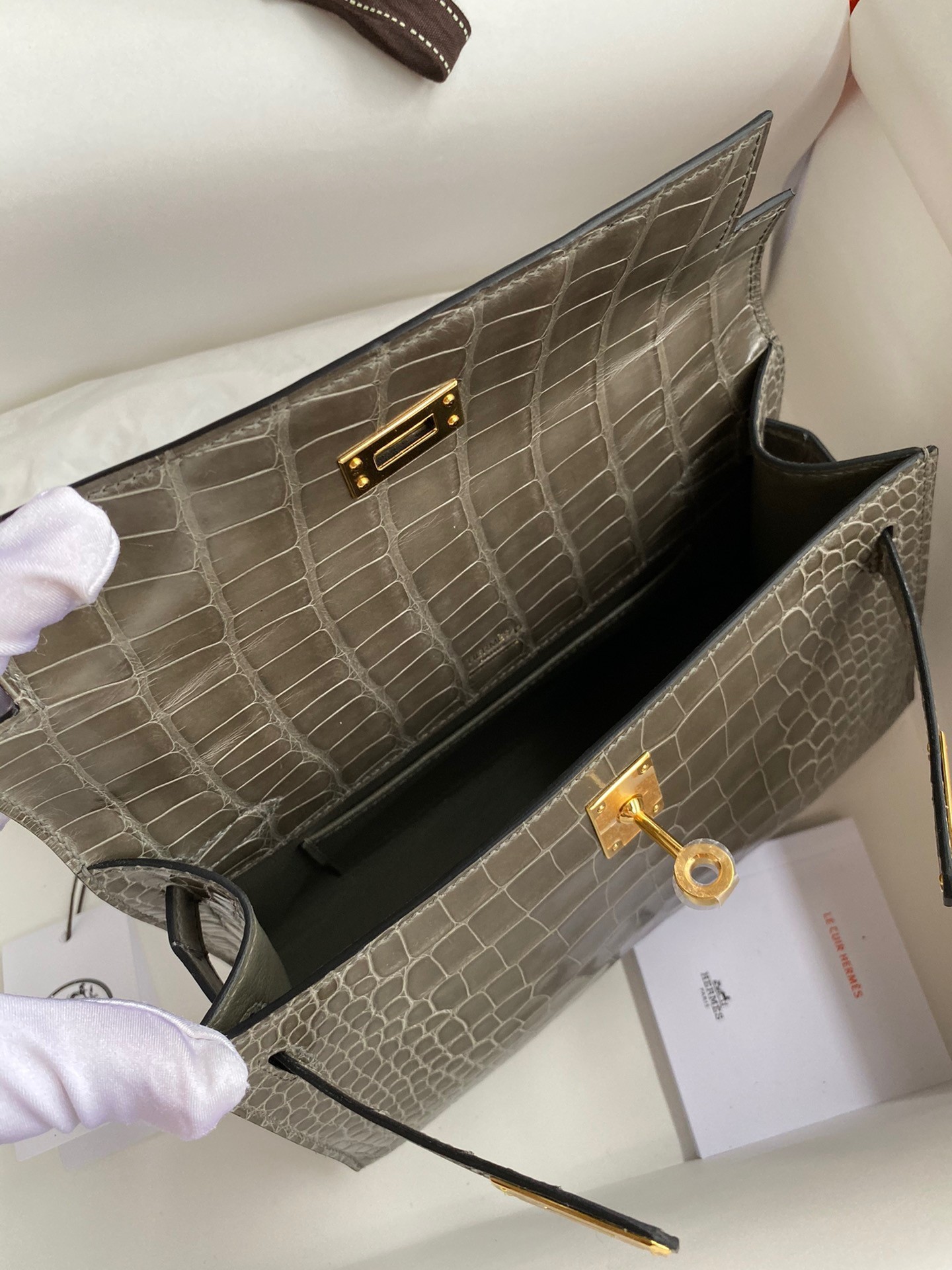 H**mes kelly pochette handmade bag in taupe shiny alligator leather