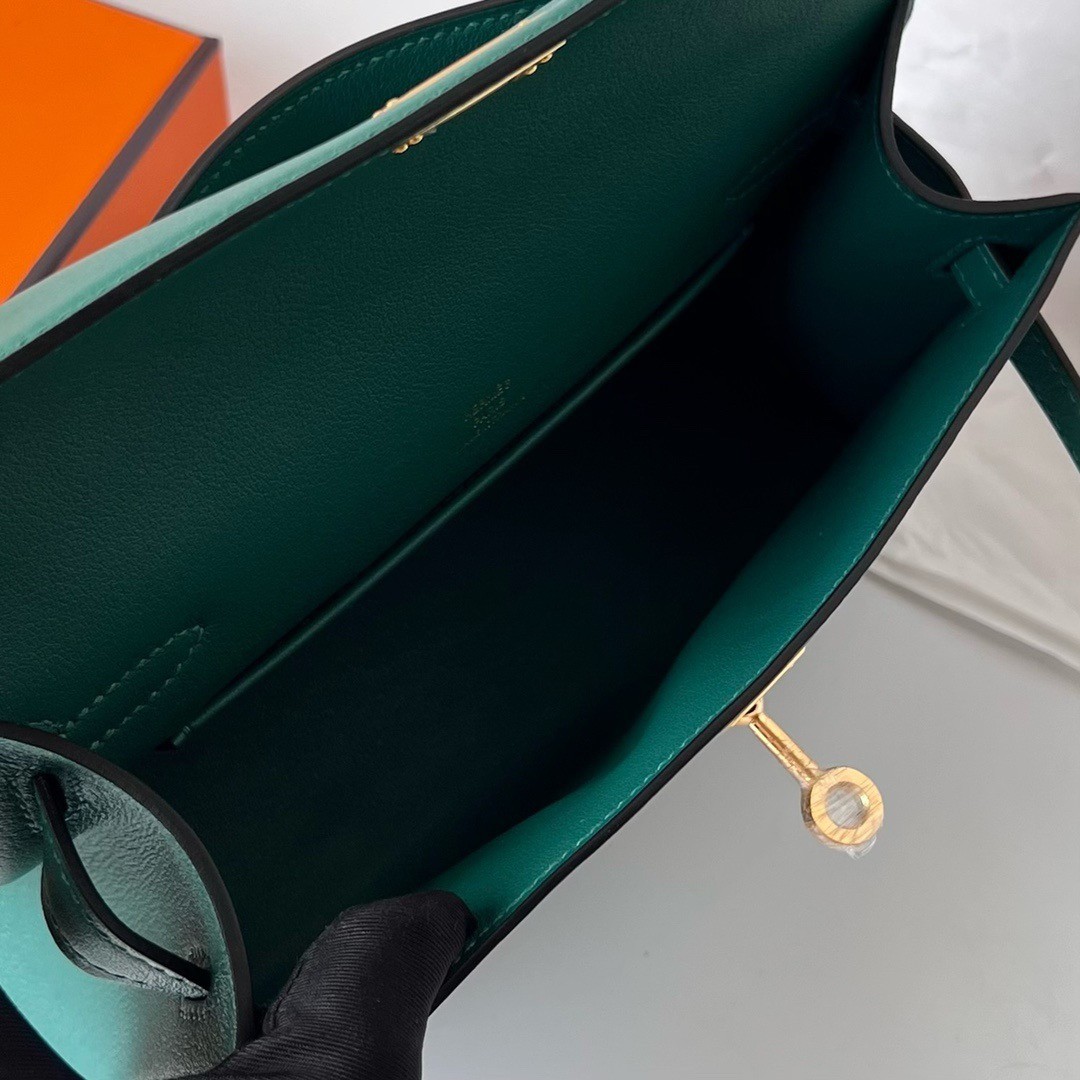 H**mes kelly pochette handmade bag in malachite swift calfskin