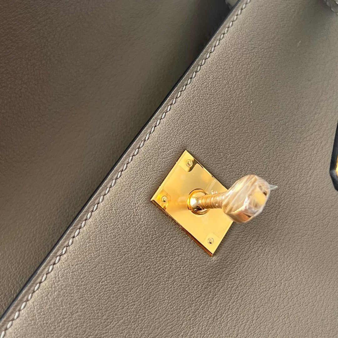 H**mes kelly pochette handmade bag in taupe swift calfskin