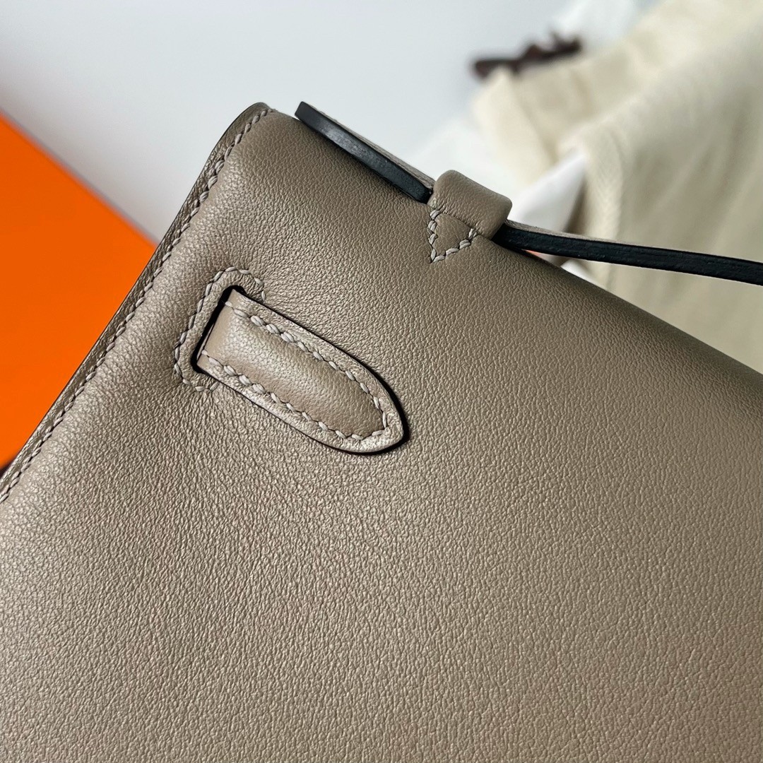H**mes kelly pochette handmade bag in taupe swift calfskin