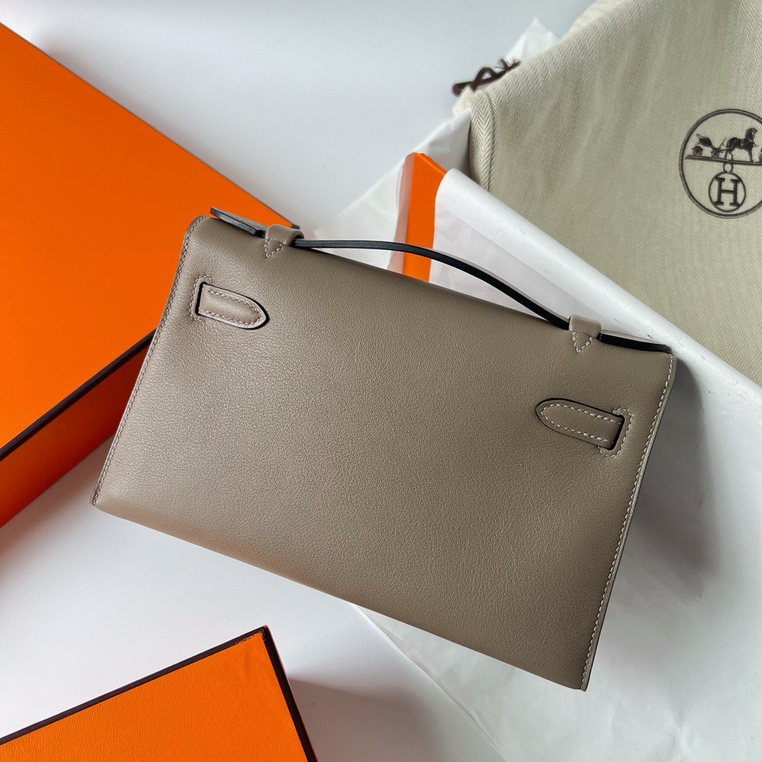H**mes kelly pochette handmade bag in taupe swift calfskin