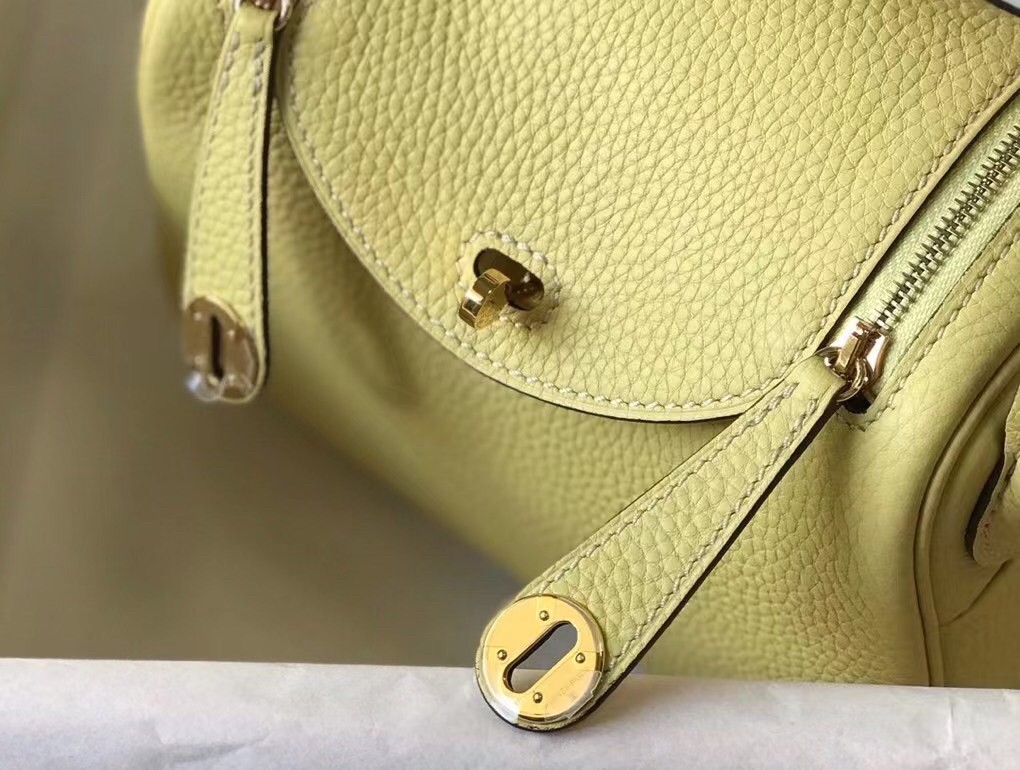 H**mes lindy mini bag in jaune poussin clemence calfskin