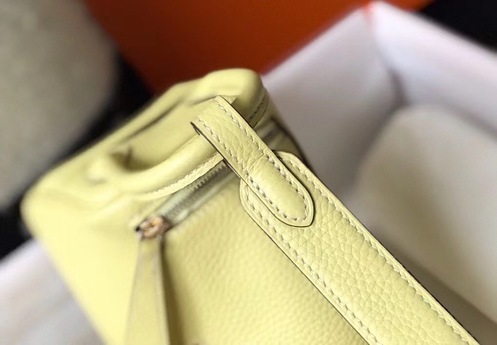 H**mes lindy mini bag in jaune poussin clemence calfskin