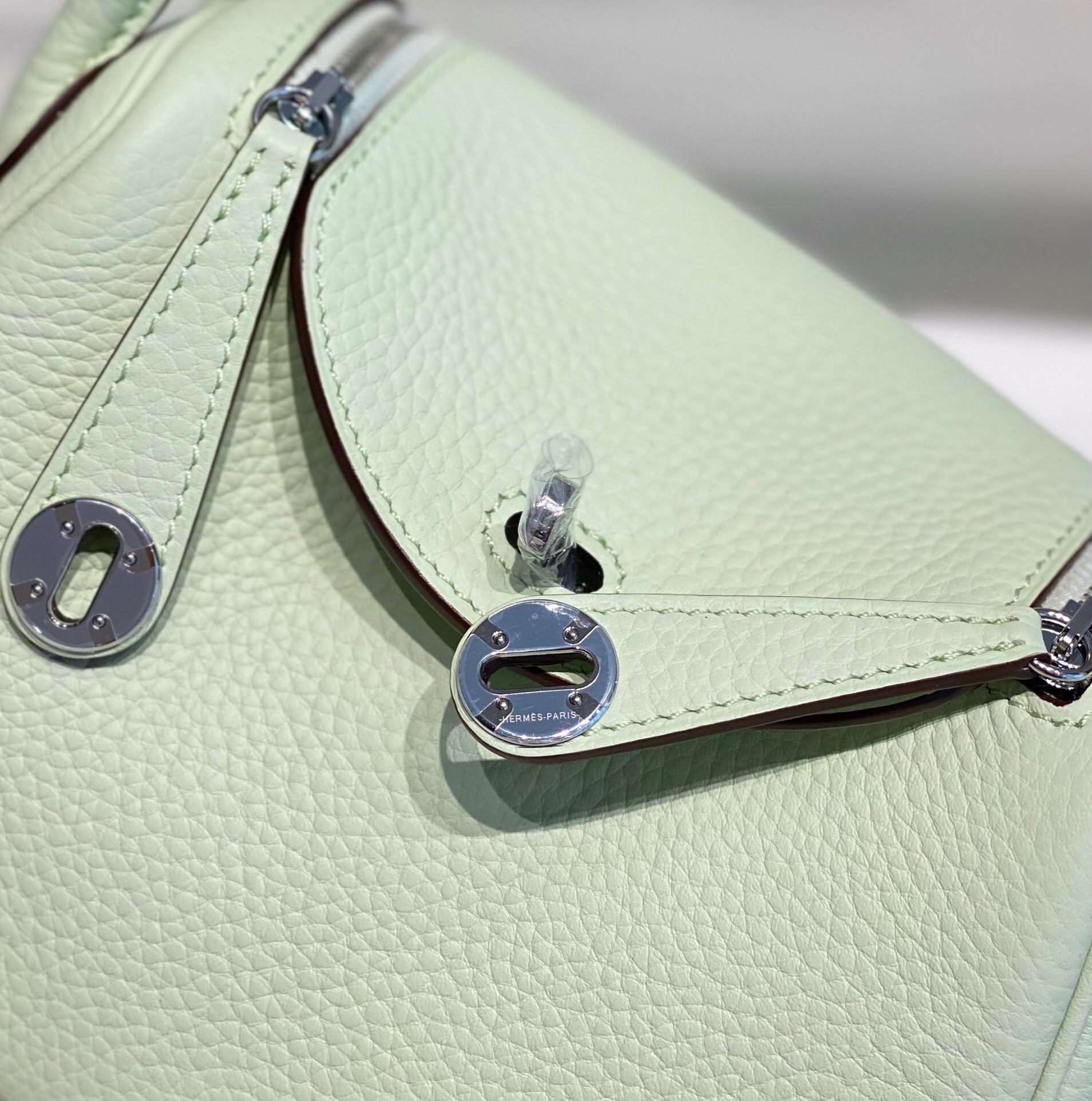 H**mes lindy mini bag in vert fizz clemence leather phw