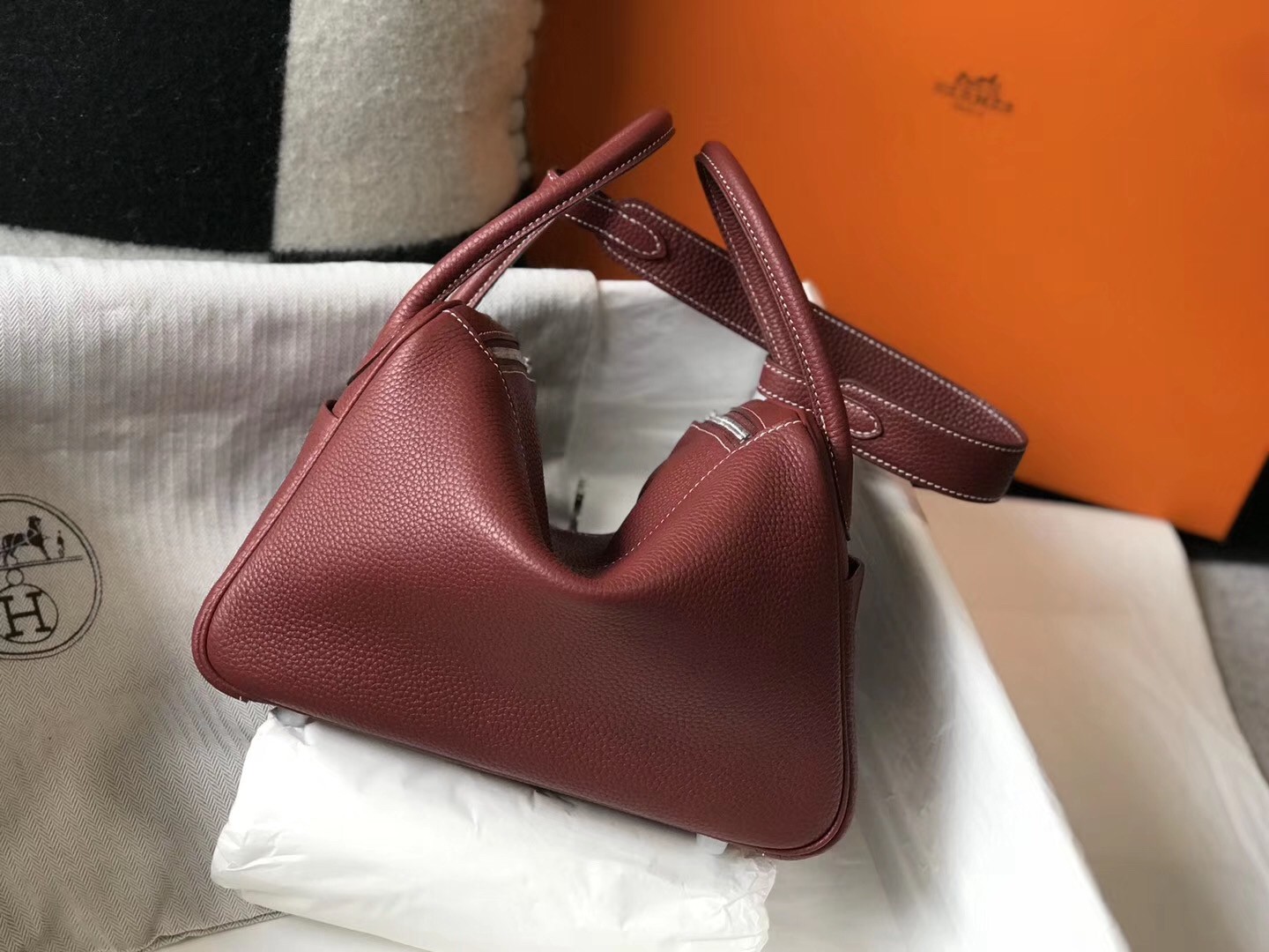 H**mes lindy 26cm bag in bordeaux clemence with phw