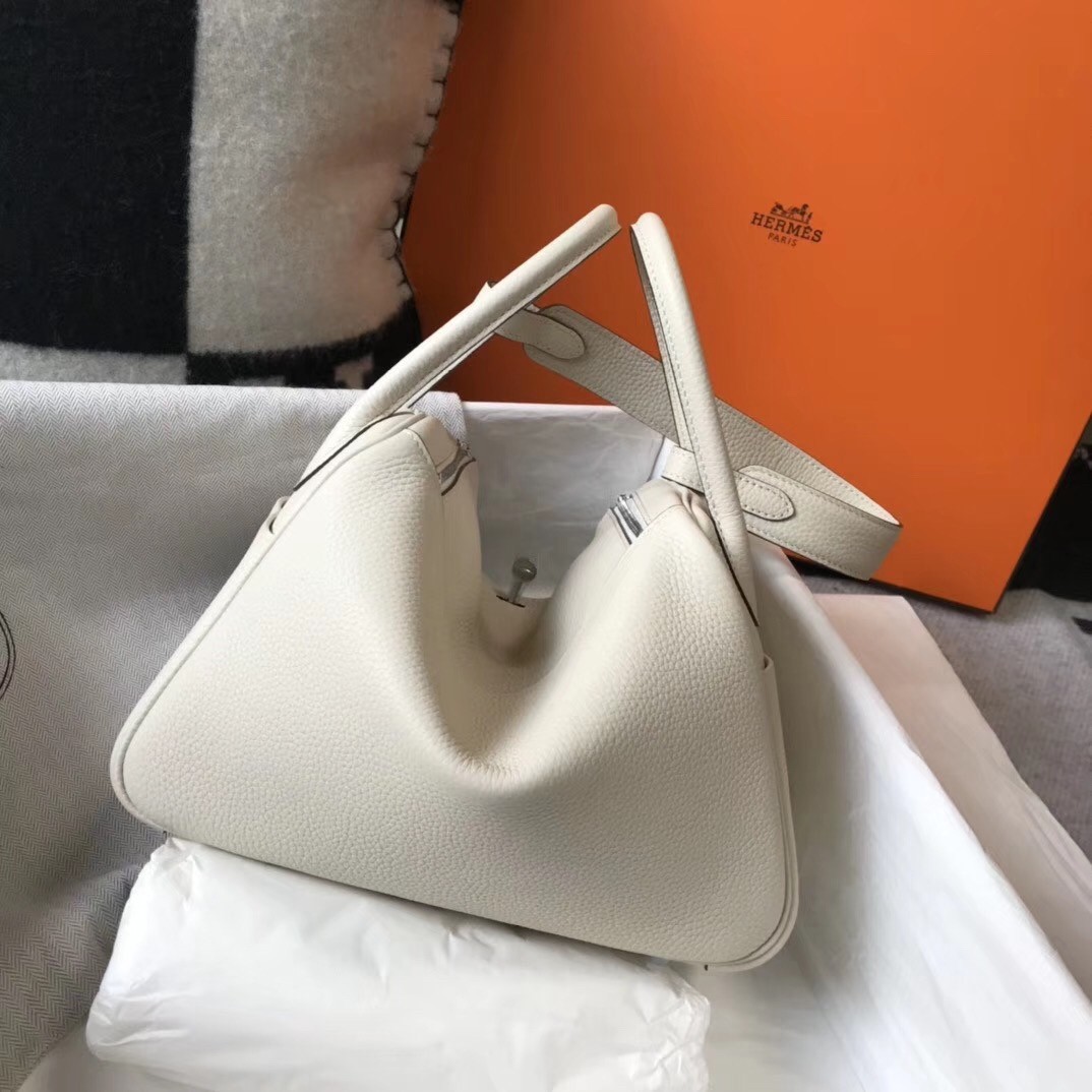H**mes lindy 26cm bag in white clemence with phw