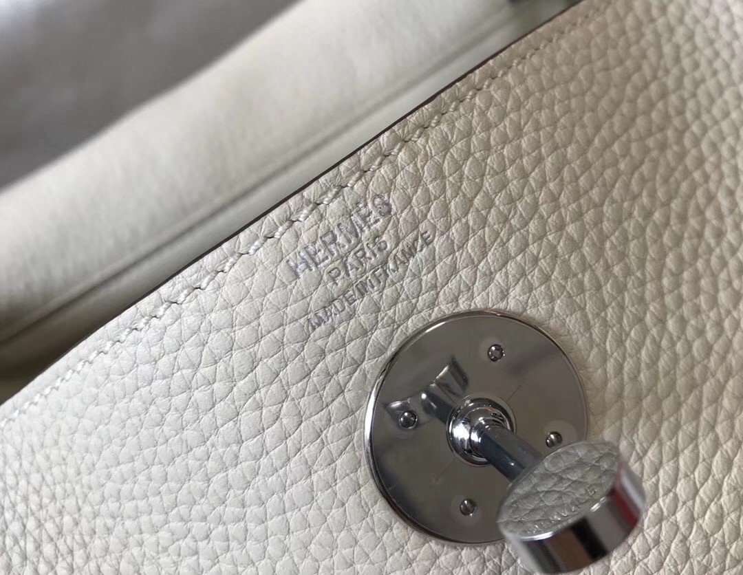 H**mes lindy 26cm bag in white clemence with phw