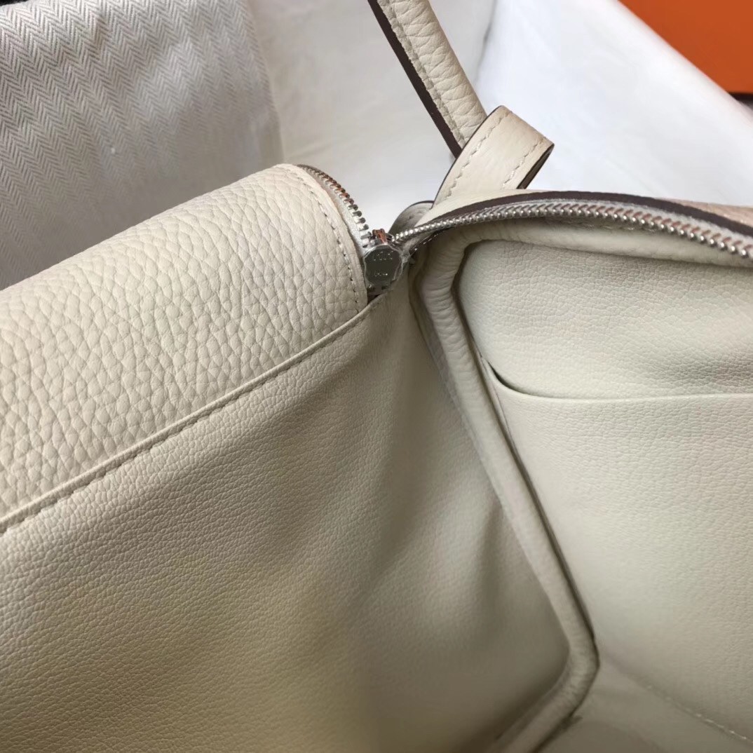 H**mes lindy 26cm bag in white clemence with phw
