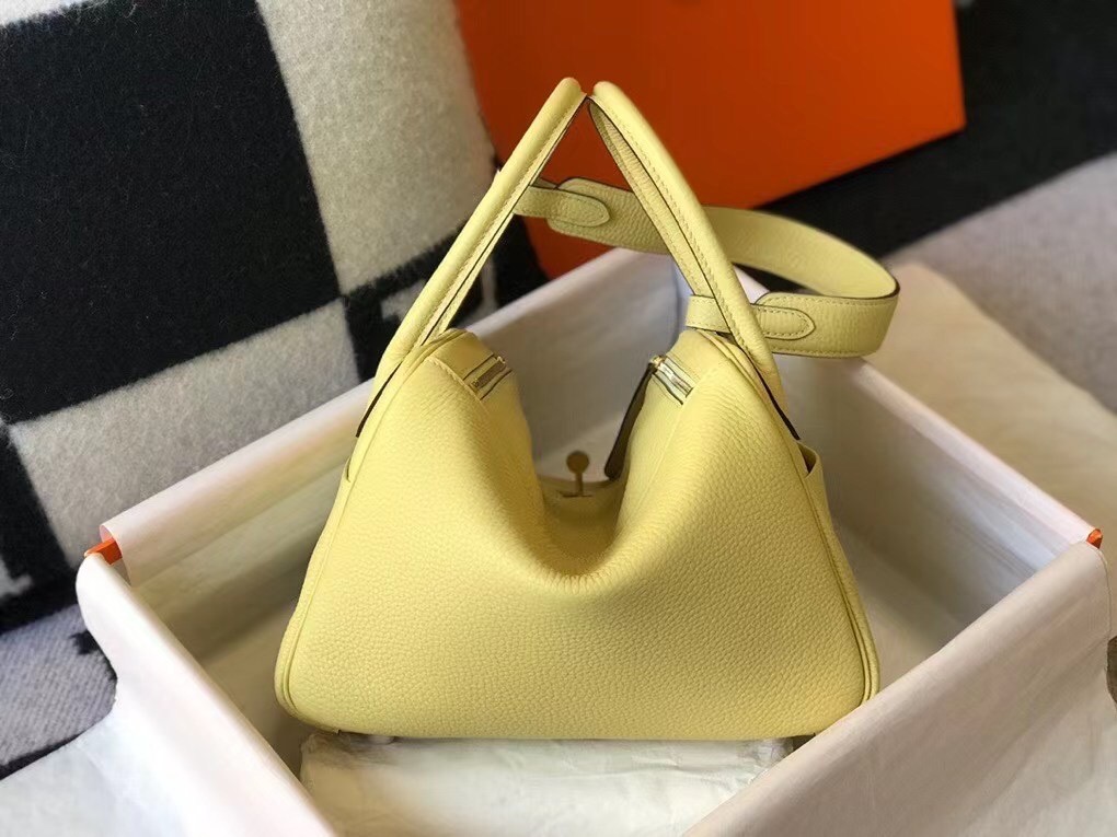 H**mes lindy 26cm bag in jaune poussin clemence with ghw