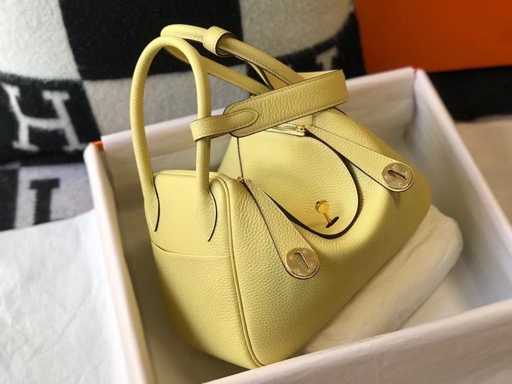 H**mes lindy 26cm bag in jaune poussin clemence with ghw