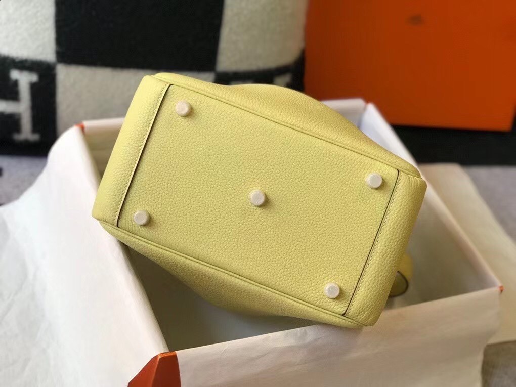 H**mes lindy 26cm bag in jaune poussin clemence with ghw