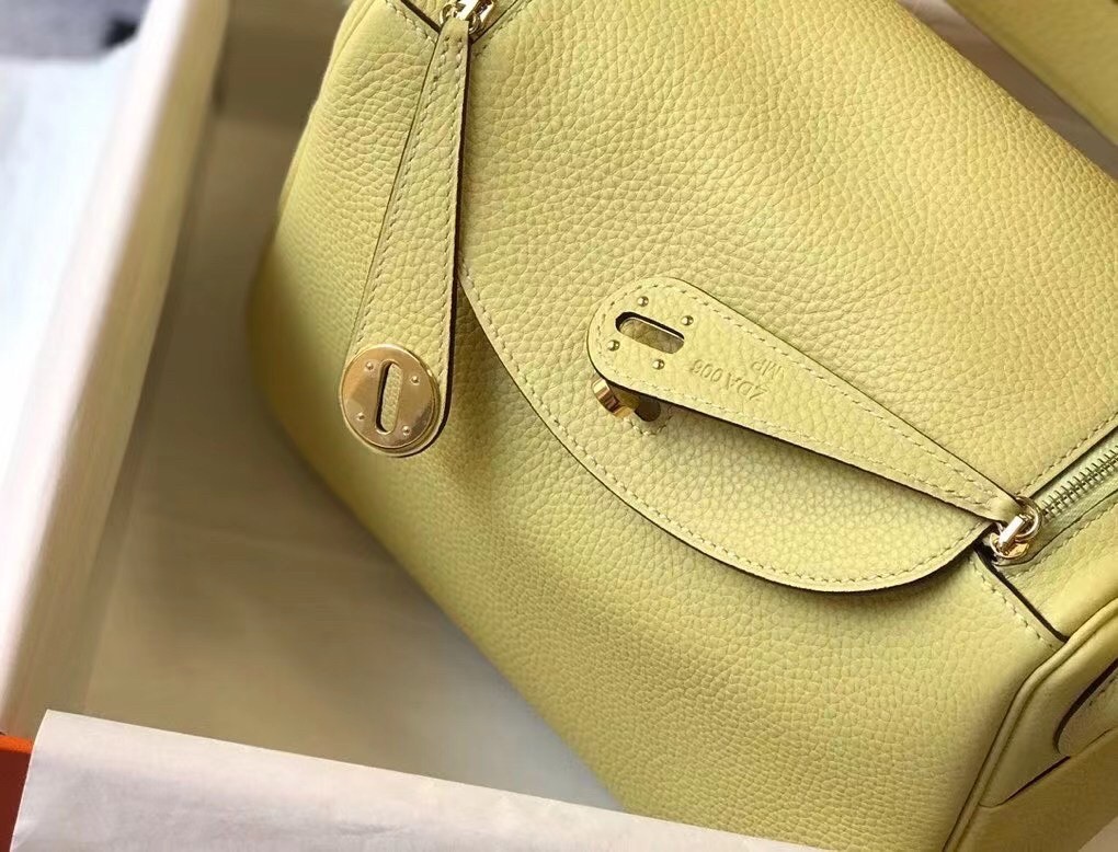 H**mes lindy 26cm bag in jaune poussin clemence with ghw