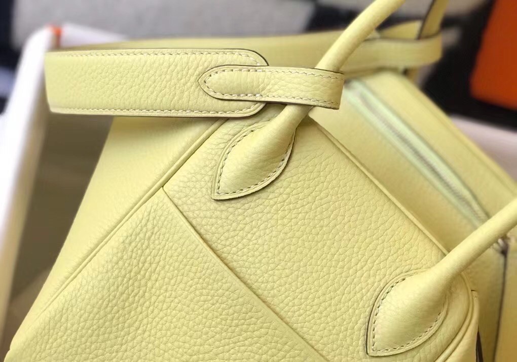 H**mes lindy 26cm bag in jaune poussin clemence with ghw