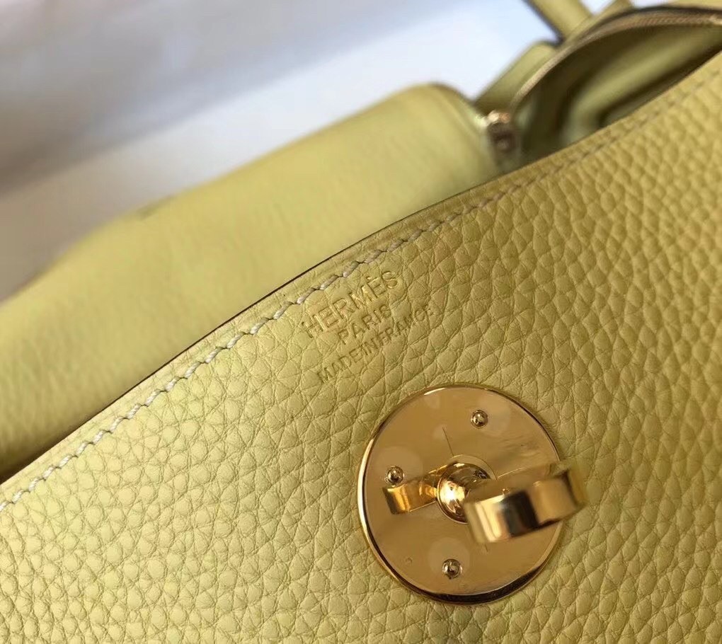 H**mes lindy 26cm bag in jaune poussin clemence with ghw