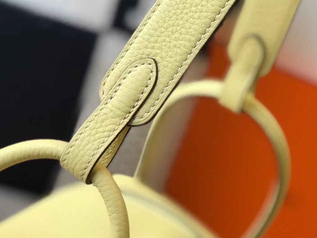 H**mes lindy 26cm bag in jaune poussin clemence with ghw