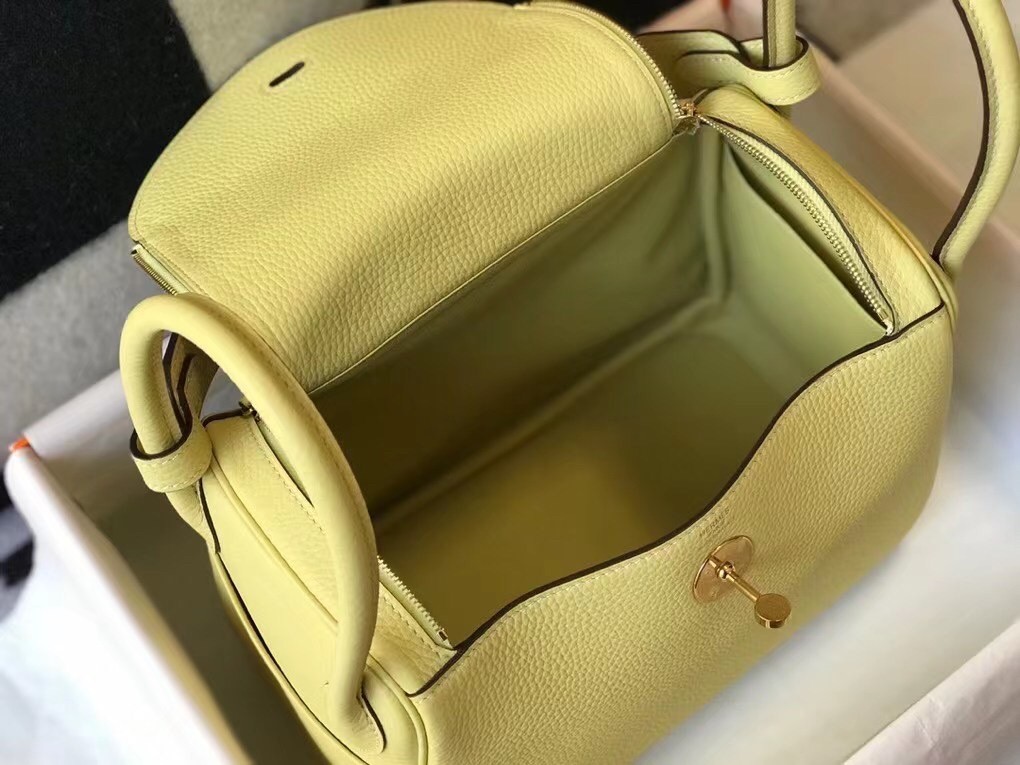 H**mes lindy 26cm bag in jaune poussin clemence with ghw