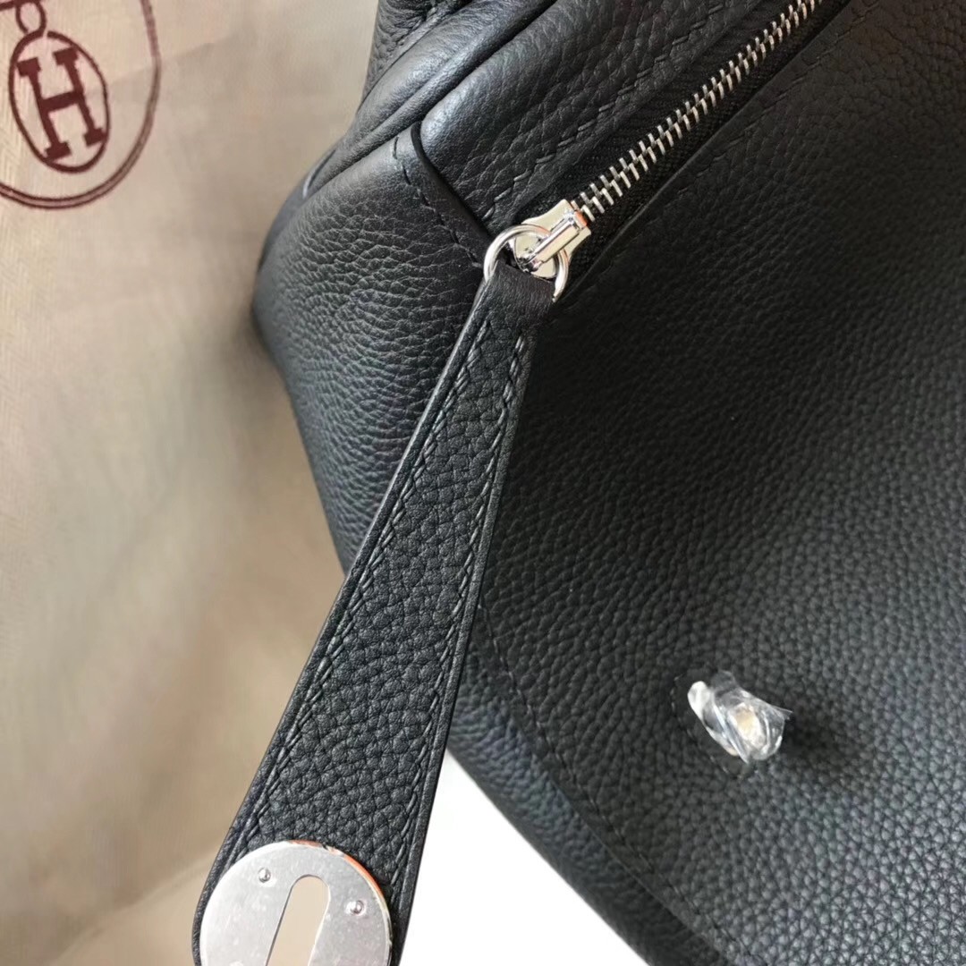 H**mes lindy 26cm bag in black clemence with phw