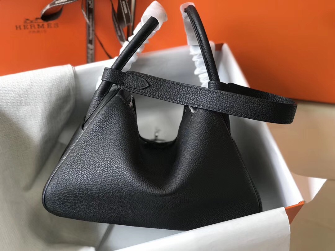 H**mes lindy 26cm bag in black clemence with phw