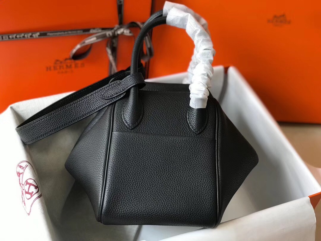 H**mes lindy 26cm bag in black clemence with phw