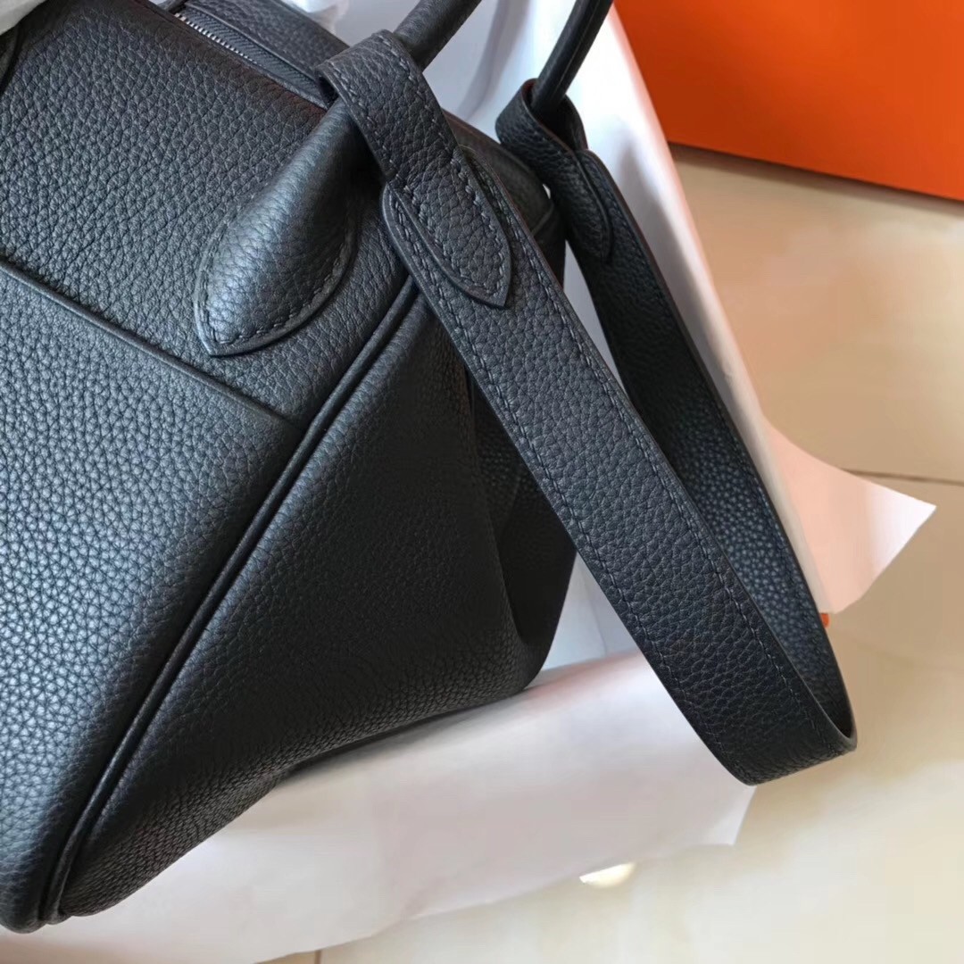 H**mes lindy 26cm bag in black clemence with phw