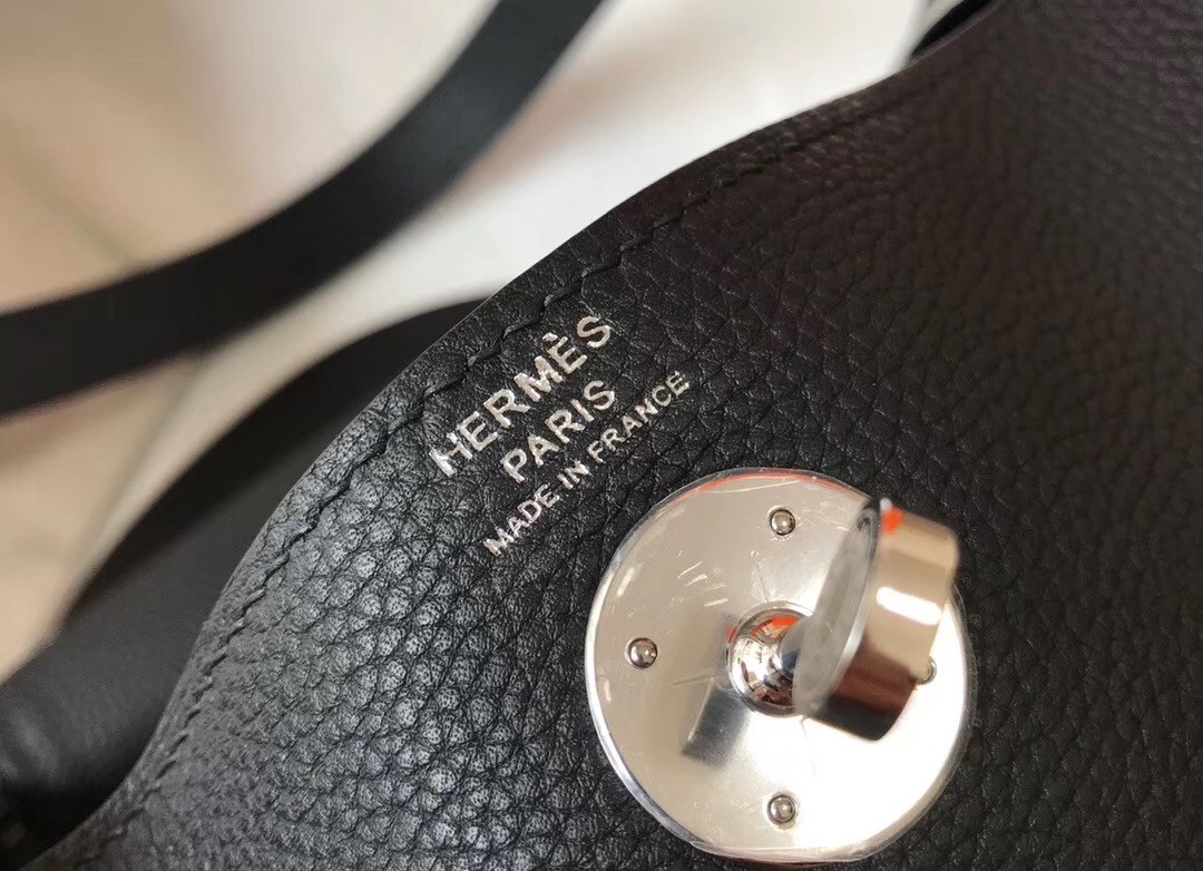 H**mes lindy 26cm bag in black clemence with phw