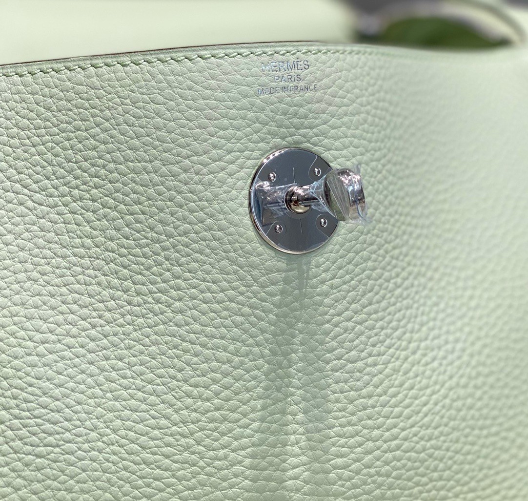 H**mes lindy 26cm bag in vert fizz clemence leather ghw
