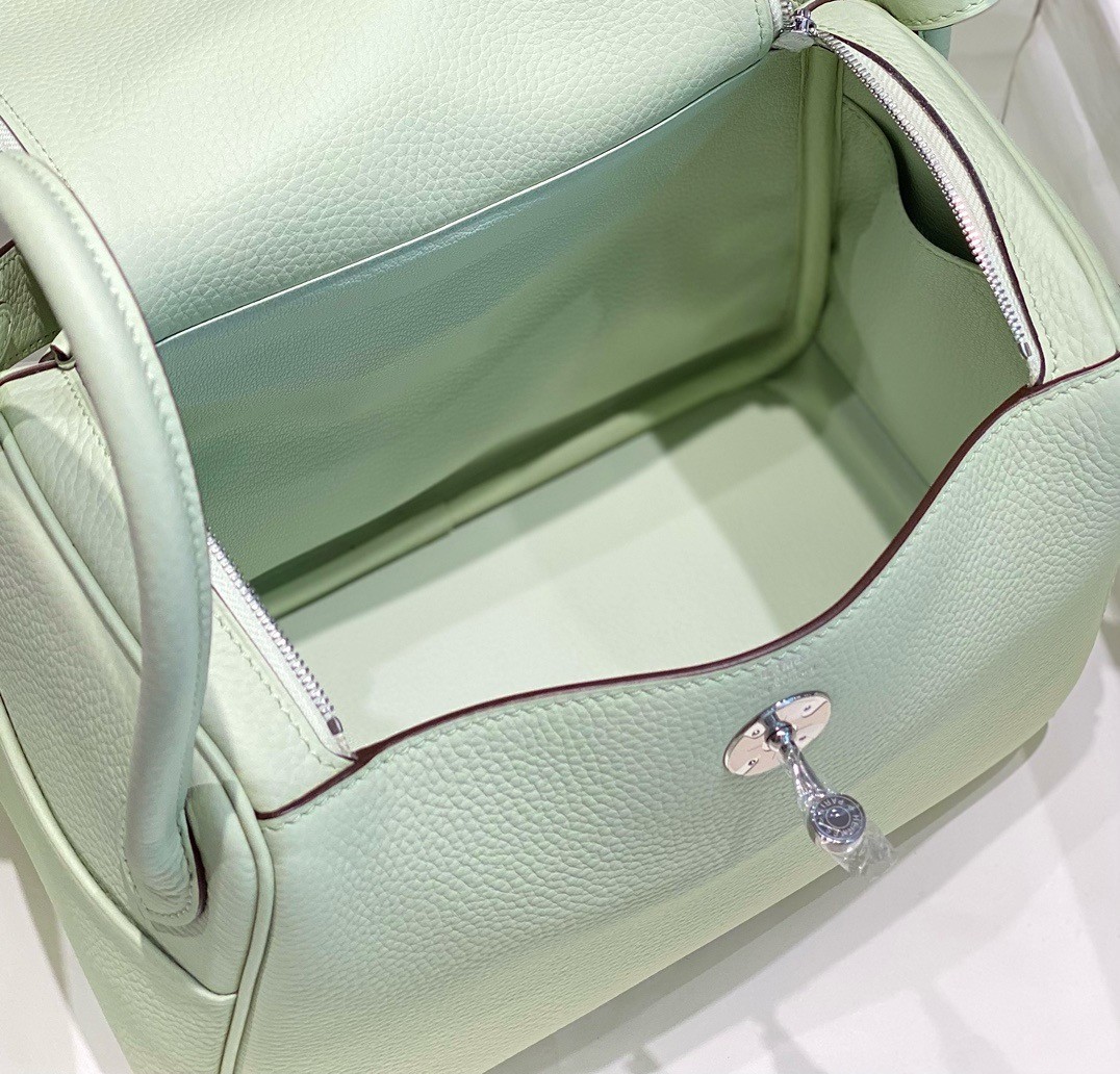 H**mes lindy 26cm bag in vert fizz clemence leather ghw