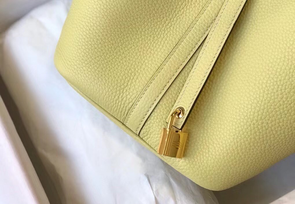 H**mes picotin lock 22 bag in jaune poussin clemence leather