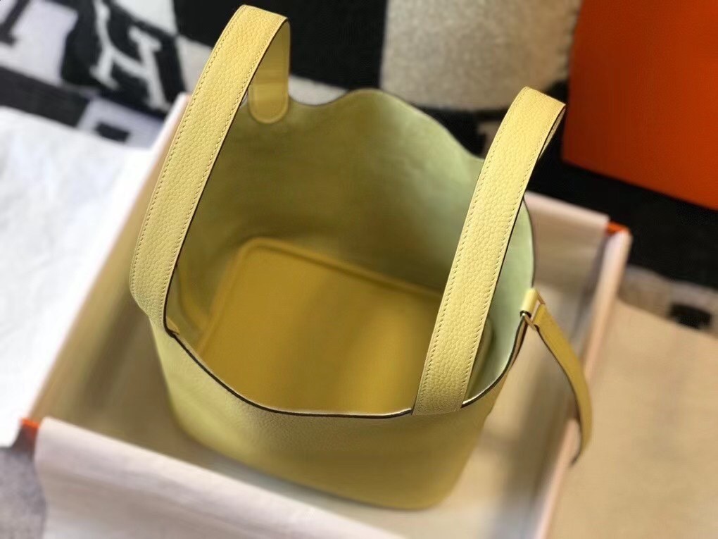 H**mes picotin lock 22 bag in jaune poussin clemence leather
