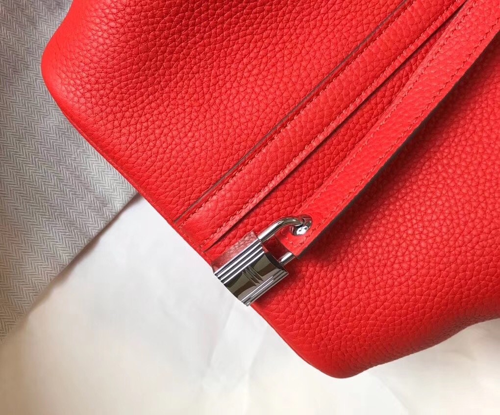 H**mes picotin lock 22 bag in red clemence leather