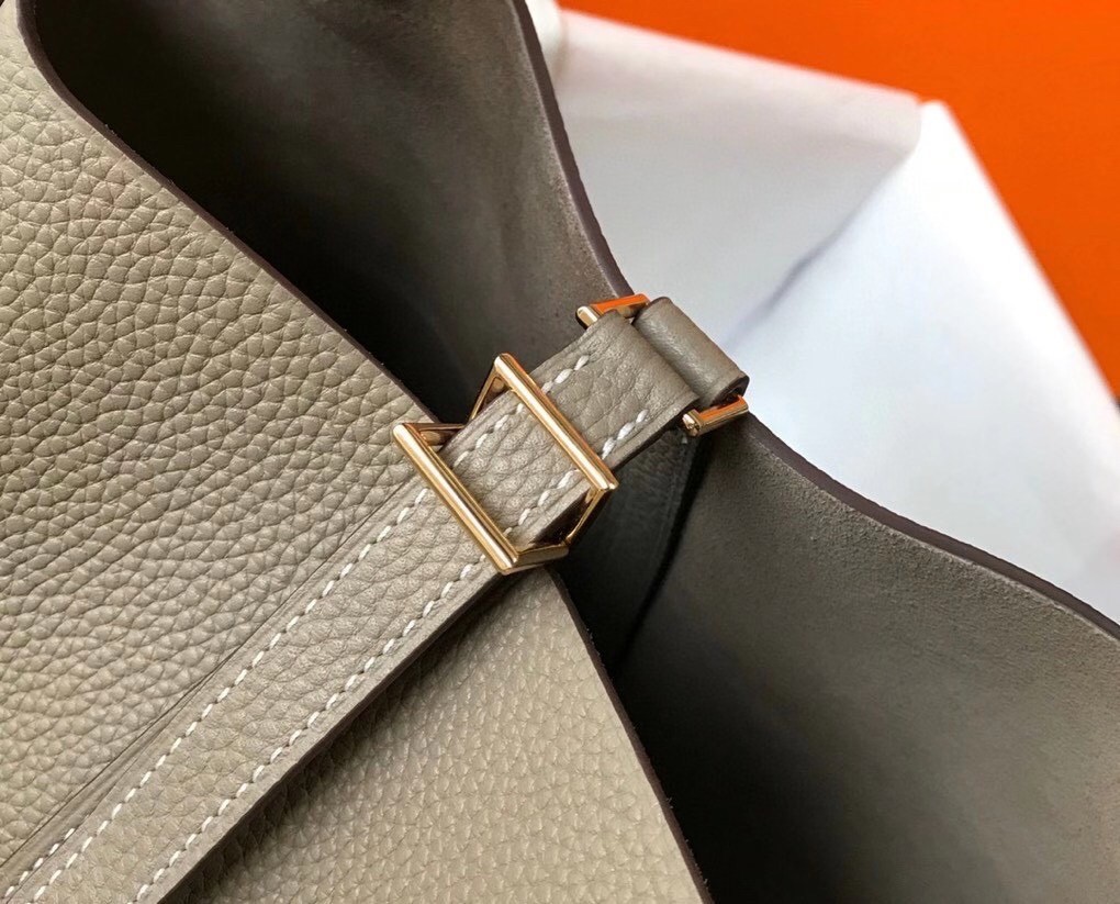 H**mes picotin lock 22 bag in tourterelle clemence leather