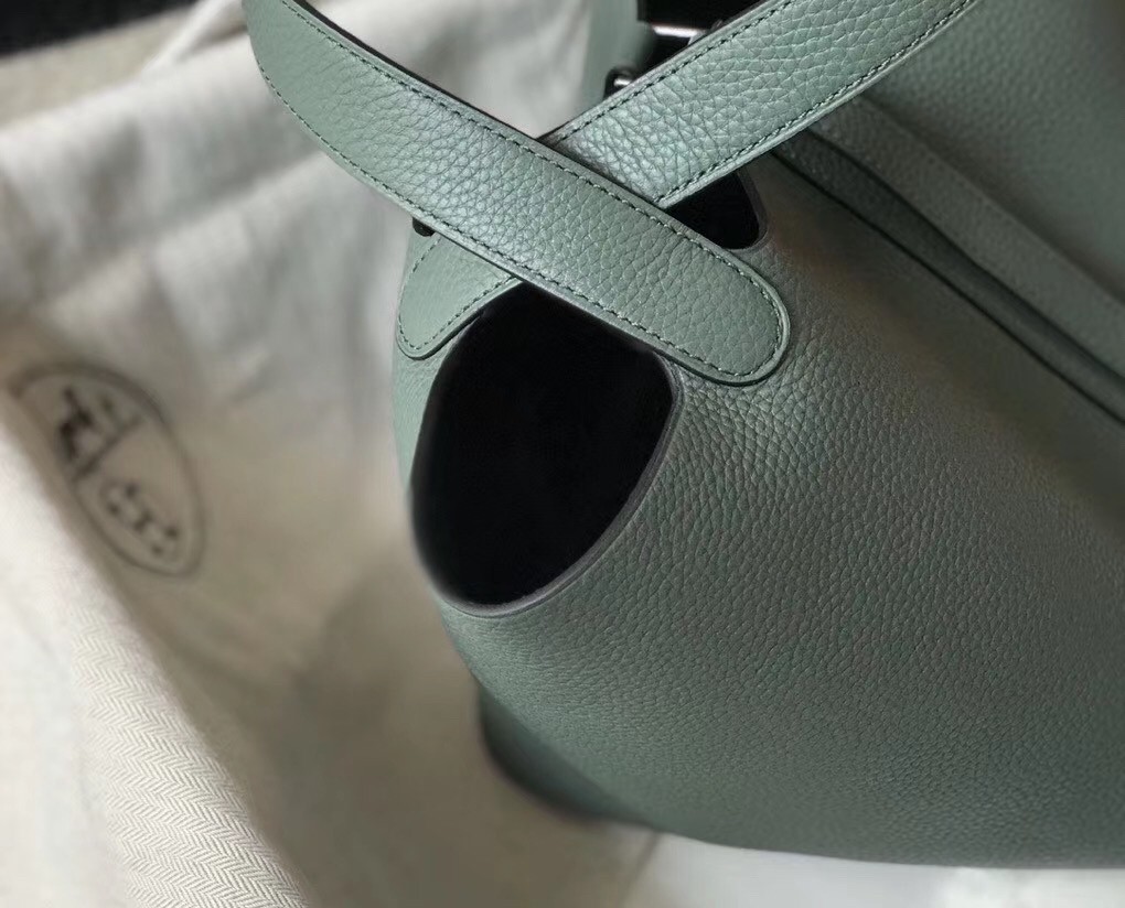 H**mes picotin lock 22 bag in vert amande clemence leather