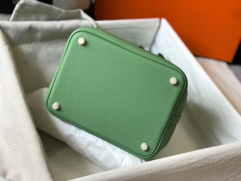 H**mes picotin lock 22 bag in vert criquet clemence leather