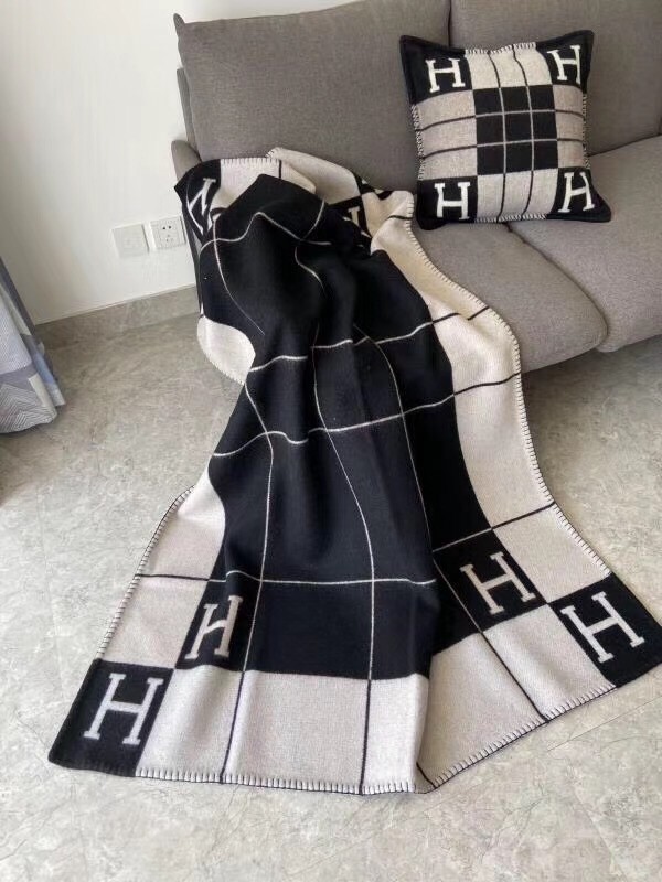 H**mes black avalon iii throw blanket
