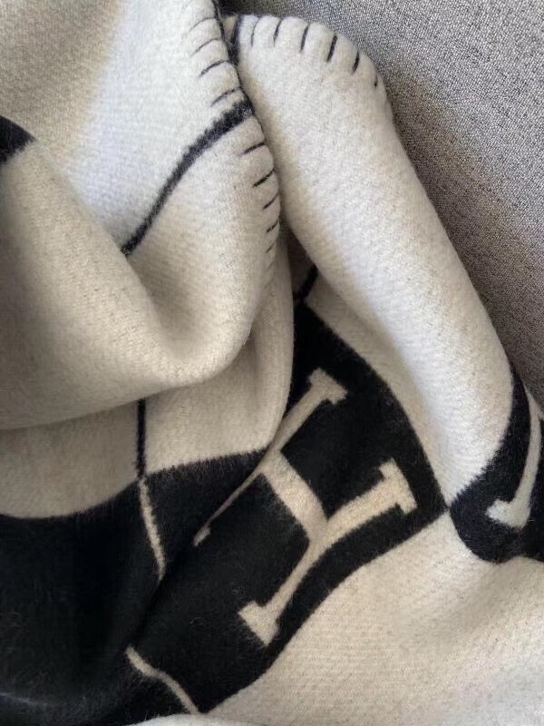 H**mes black avalon iii throw blanket