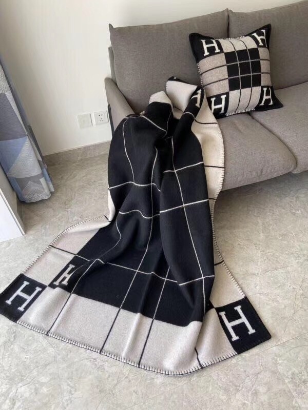 H**mes black avalon iii throw blanket
