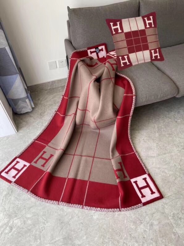 H**mes red avalon iii throw blanket