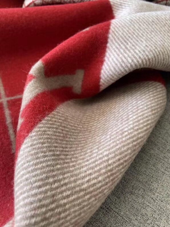 H**mes red avalon iii throw blanket