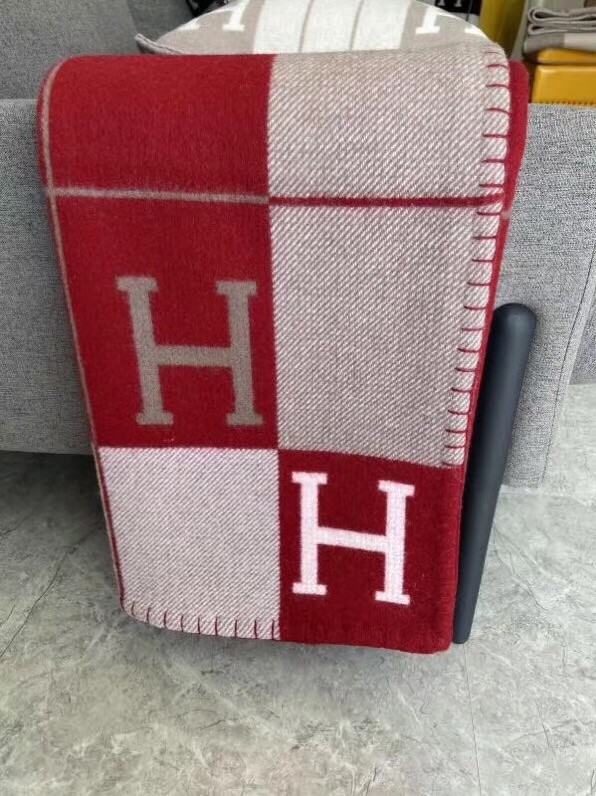 H**mes red avalon iii throw blanket