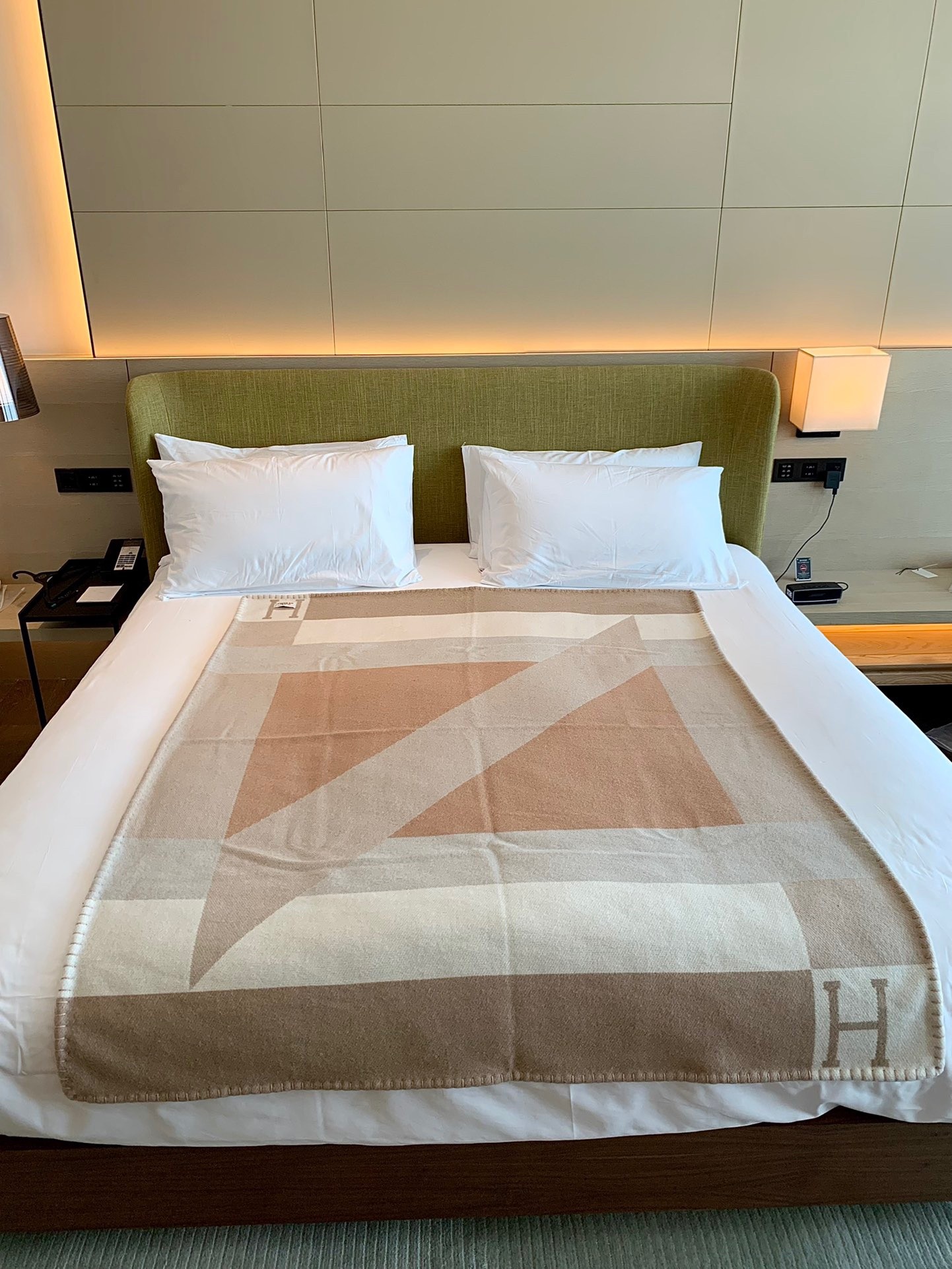 H**mes h drapeau blanket in naturel and grege cashmere