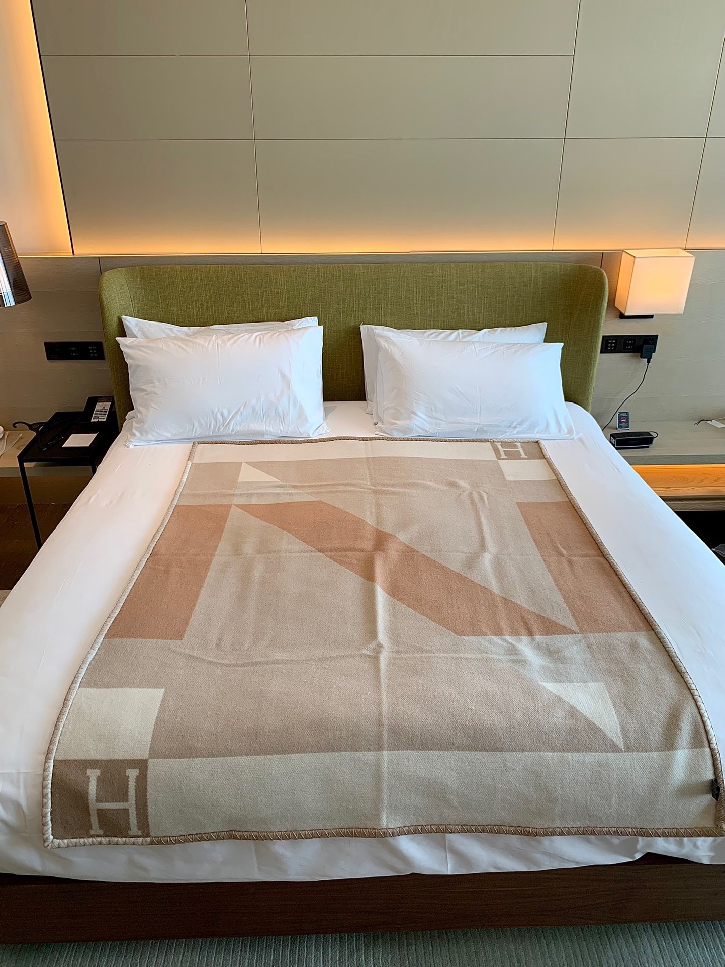 H**mes h drapeau blanket in naturel and grege cashmere