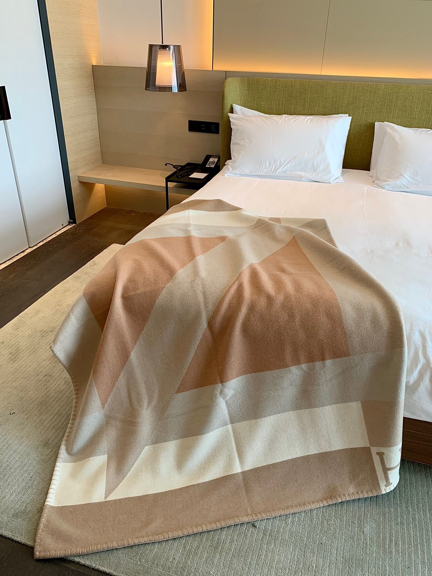 H**mes h drapeau blanket in naturel and grege cashmere