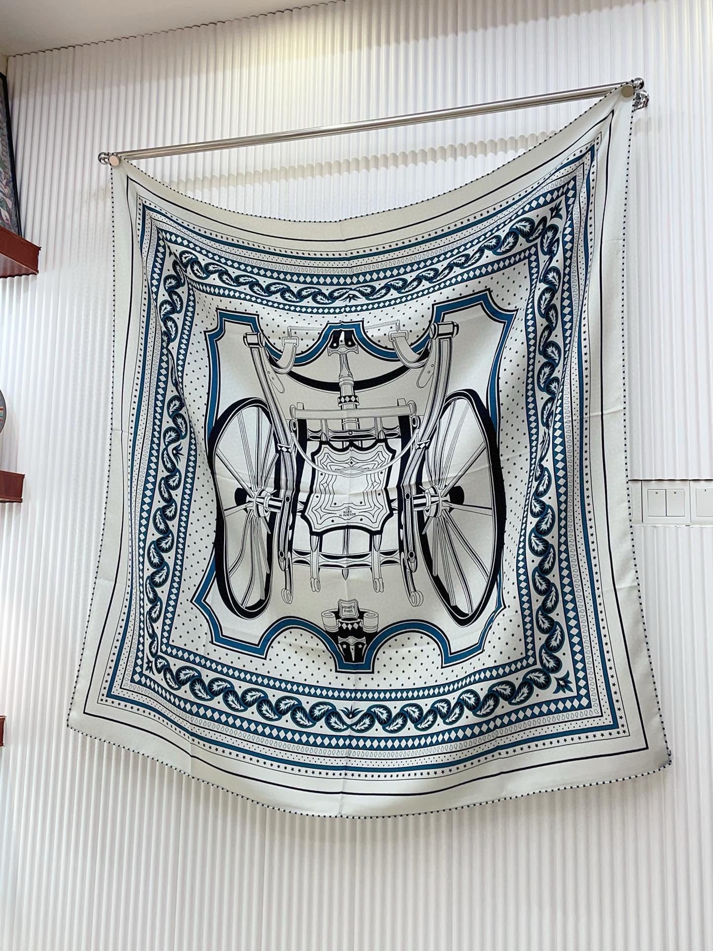 H**mes grey les roues de phaeton bandana shawl 140