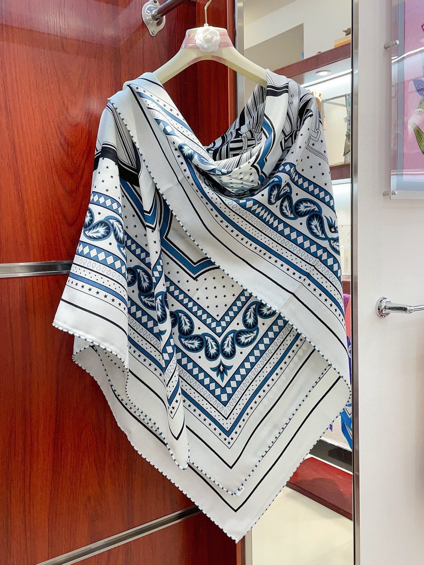 H**mes grey les roues de phaeton bandana shawl 140