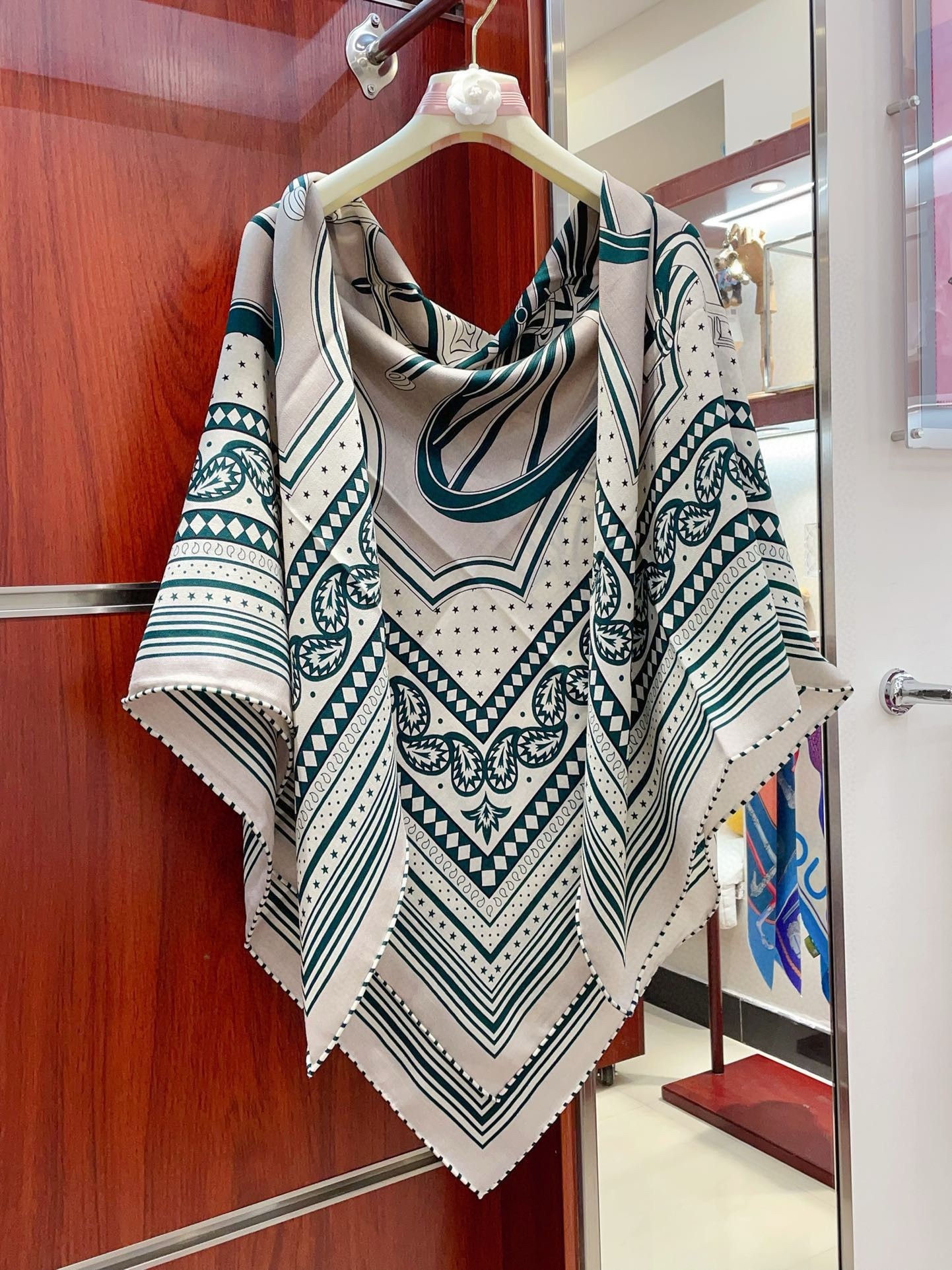 H**mes tourterelle les roues de phaeton bandana shawl 140