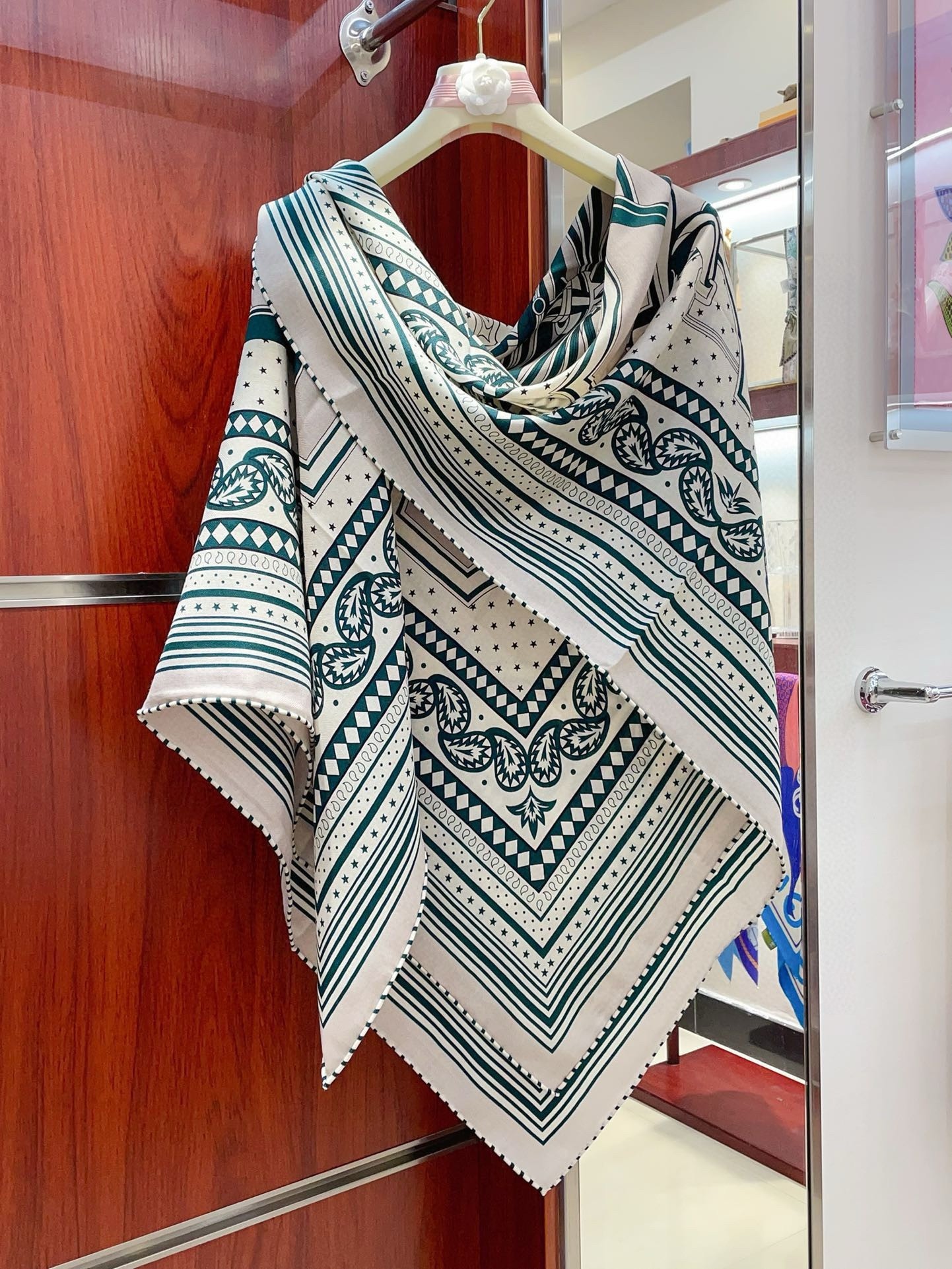 H**mes tourterelle les roues de phaeton bandana shawl 140