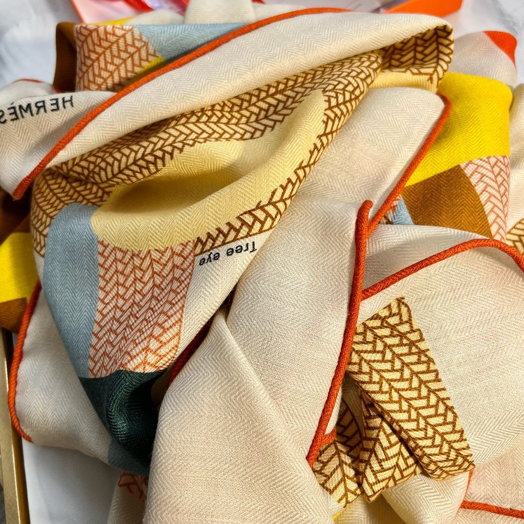 H**mes beige mon premier galop shawl 140