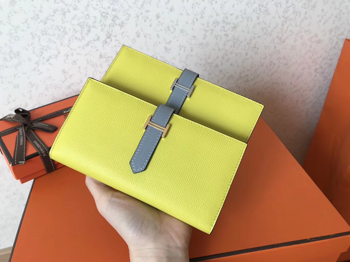H**mes bi-color epsom bearn wallet soufre/blue lin